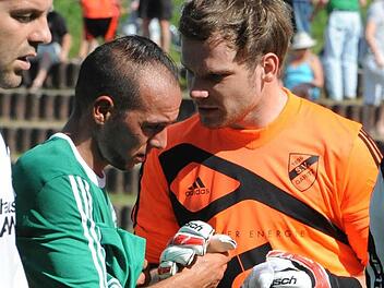 Der Zusammenhalt in der Mannschaft ist einer der großen Pluspunkte des SV Garitz: Konstantin Papadopoulos (links) und Torwart Christoph Werner. Foto: Hopf