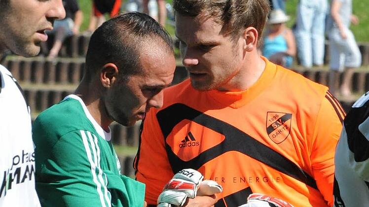Der Zusammenhalt in der Mannschaft ist einer der großen Pluspunkte des SV Garitz: Konstantin Papadopoulos (links) und Torwart Christoph Werner. Foto: Hopf