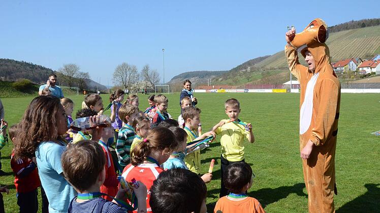 Beim Bambini-Lauf hatten die Allerjüngsten einen "tierischen" Begleiter an ihrer Seite