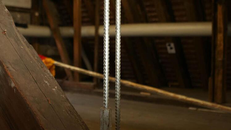 Modernes Baumaterial in dem Dachstuhl aus dem 15. Jahrhundert liefert Hinweise auf spätere Bauphasen
