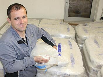 Drei bis vier Tonnen Jurakalk setzt Wasserwart Ralf Winter jedes Jahr dem Wartmannsrother Trinkwasser zu. Foto: Ralf Ruppert