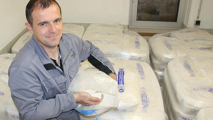 Drei bis vier Tonnen Jurakalk setzt Wasserwart Ralf Winter jedes Jahr dem Wartmannsrother Trinkwasser zu. Foto: Ralf Ruppert