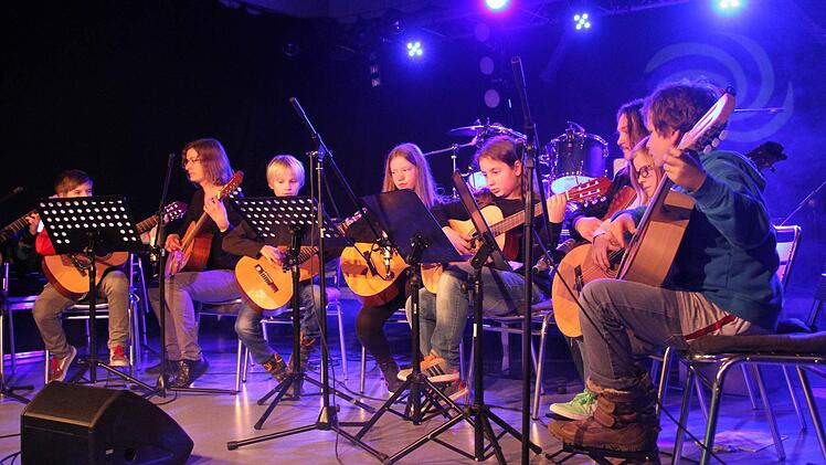 Das Gitarrenensemble von Eddie Hürdler spielte "Emilio" von Pieter van der Staak.