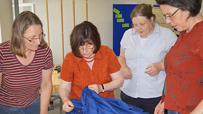 Rock und Mieder zusammenzusetzen ist nicht ganz einfach. Trachtenschneiderin Monika Bürks (Zweite von links) erklärt Claudia Wallochny, Kerstin Hack-Mohr und Anna Kram, worauf sie beim Nähen achten müssen.