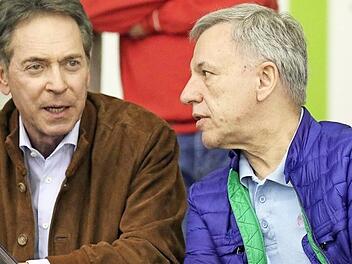 Michael Stoschek und Wolfgang Gremmelmaier genossen am Samstagabend das Spiel des BBC Coburg, schmiedeten aber gleichzeitig bereits Pl&auml;ne, wie sie Basketball in Coburg noch attraktiver f&uuml;r die Zuschauer machen k&ouml;nnen. Die Vertreter der beiden Hauptsponsoren sind davon &uuml;berzeugt, dass die "Korbj&auml;ger" in der Vestestadt mehr Zuspruch verdient h&auml;tten. Das "Meisterst&uuml;ck" in der 1. Regionalliga gegen Jena wollten n&auml;mlich "nur" knapp 1100 Fans live sehen. Foto: Timo Geldner