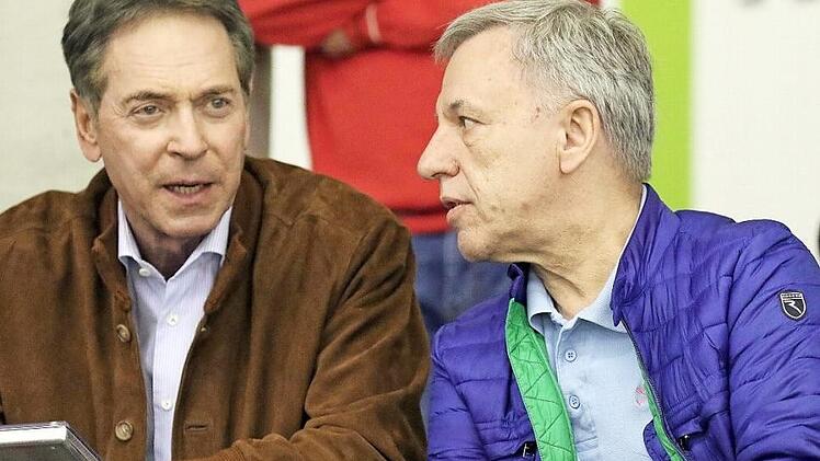 Michael Stoschek und Wolfgang Gremmelmaier genossen am Samstagabend das Spiel des BBC Coburg, schmiedeten aber gleichzeitig bereits Pl&auml;ne, wie sie Basketball in Coburg noch attraktiver f&uuml;r die Zuschauer machen k&ouml;nnen. Die Vertreter der beiden Hauptsponsoren sind davon &uuml;berzeugt, dass die "Korbj&auml;ger" in der Vestestadt mehr Zuspruch verdient h&auml;tten. Das "Meisterst&uuml;ck" in der 1. Regionalliga gegen Jena wollten n&auml;mlich "nur" knapp 1100 Fans live sehen. Foto: Timo Geldner