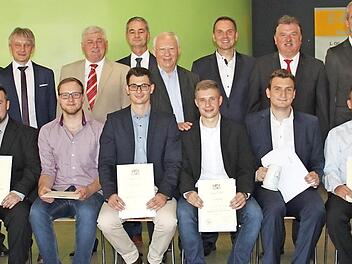 Insgesamt 32 Schüler wurden an den beiden Fachschulen verabschiedet. Unser Bild zeigt die Offiziellen mit den Meister- und Buchpreisträgern.  Foto: Stephan Stöckel