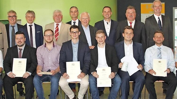 Insgesamt 32 Schüler wurden an den beiden Fachschulen verabschiedet. Unser Bild zeigt die Offiziellen mit den Meister- und Buchpreisträgern.  Foto: Stephan Stöckel