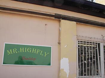 Der Headshop in der Bamberger Straße in Forchheim, in dem die zwei Angeklagten die Kräutermischungen verkauft haben, ist mittlerweile geschlossen. Foto: Ekkehard Roepert/Archiv