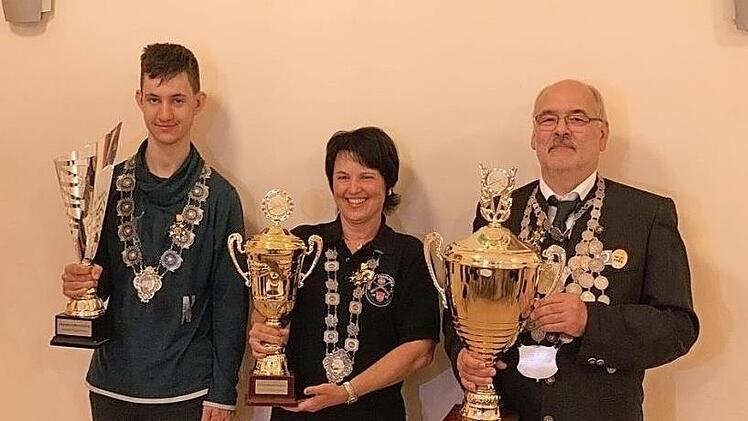 Die Schützenkönige: Julian Schulz (l., Jugendschützenkönig), Claudia Duschl (Schützenkönigin) und Roland Stähr (Schützenkönig) Foto: erl