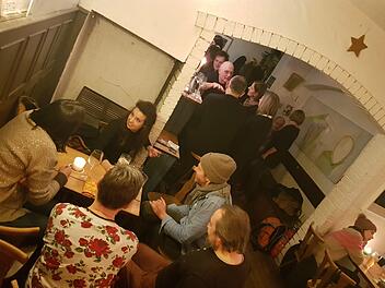 In der Galerie am Stephansberg treffen sich  Bamberger und Studenten -  Künstler stellen ihre Bilder in den Räumen aus.    Foto: Sebastian Martin