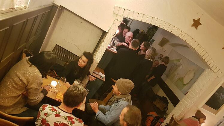 In der Galerie am Stephansberg treffen sich  Bamberger und Studenten -  Künstler stellen ihre Bilder in den Räumen aus.    Foto: Sebastian Martin