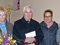 Bei der Ehrung (von links) Pfarrer Mariadas Kalluri, Gundi und Alfred Glaser, Christel Kredel, Anne Obernhuber, Robert Luff  Foto: pr