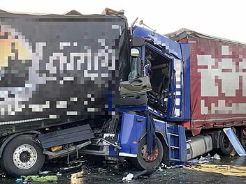 Nach einem Lkw-Unfall  ist die A3 bei W&uuml;rzburg derzeit gesperrt (Stand: 19.30 Uhr). Foto: H&ouml;fig/News5