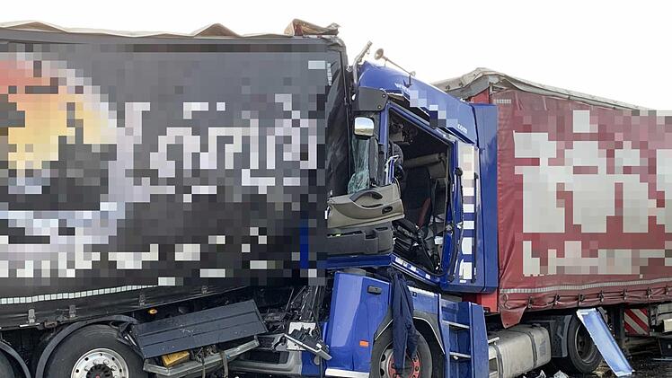 Nach einem Lkw-Unfall  ist die A3 bei W&uuml;rzburg derzeit gesperrt (Stand: 19.30 Uhr). Foto: H&ouml;fig/News5