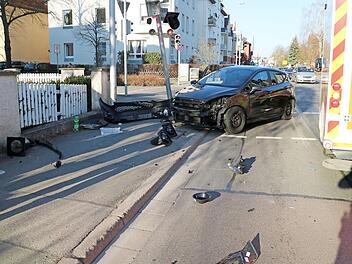 Der Ford wurde durch die Wucht des Aufpralls gegen einen Ampelmast geschoben.  Foto: Polizei Coburg