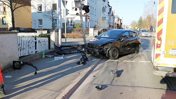 Der Ford wurde durch die Wucht des Aufpralls gegen einen Ampelmast geschoben.  Foto: Polizei Coburg