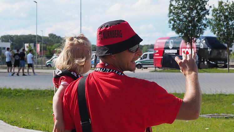 Sandy, mit Töchterchen Charlotte auf dem Arm, hatte mit wenigen anderen Club-Fans auf den Spielerbus gewartet. Foto: Jürgen Schmitt