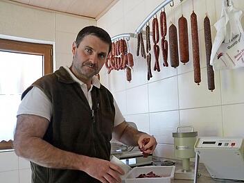 Sven Fischer füllt eine Probe Wildfleisch in den Bescher des Strahlenmessgeräts.