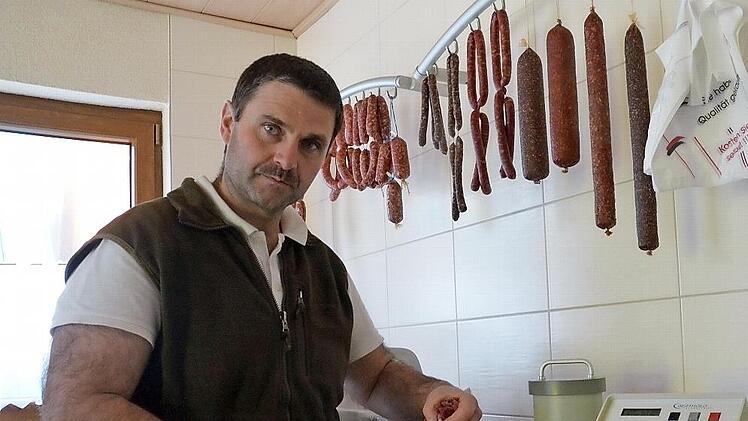 Sven Fischer füllt eine Probe Wildfleisch in den Bescher des Strahlenmessgeräts.