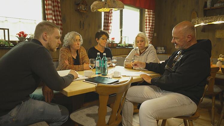 Bei einer Besprechung z&auml;hlte Frank Rosin (rechts) die M&auml;ngel auf, die das Team des Orgelst&uuml;bchens schnellstens beheben muss.