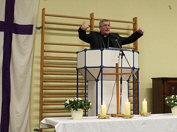 Regionalbischof Christian Schmidt referiert bei der Bibelwoche in Prichsenstadt. Foto: Nathalie Zapf