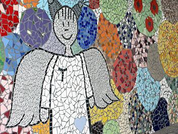 Kunstvoll haben Schülerinnen diese Mauer im Pausenhof der Mädchenrealschule mit Mosaik gestaltet. Eltern im Freundeskreis haben die Mädchen dabei wie Engel unterstützt. Fotos: Peter Pfannes