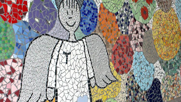 Kunstvoll haben Schülerinnen diese Mauer im Pausenhof der Mädchenrealschule mit Mosaik gestaltet. Eltern im Freundeskreis haben die Mädchen dabei wie Engel unterstützt. Fotos: Peter Pfannes