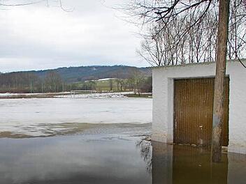 So sah es auf dem Gelände des TSV Neunkirchen im Januar 2011 aus. In der Bürgerversammlung des Ortsteils Baad ging es auch um die Frage, ob der große Dorfweiher zur Rückhalteeinrichtung werden könnte. Auf jeden Fall steht die Marktgemeinde in Verhandlungen über den Kauf des Weihers.  Foto: hit