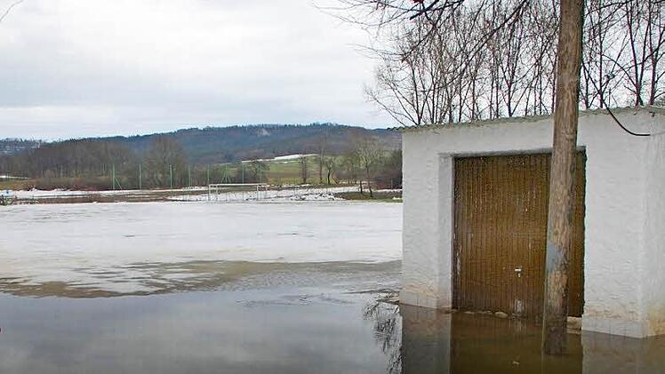 So sah es auf dem Gelände des TSV Neunkirchen im Januar 2011 aus. In der Bürgerversammlung des Ortsteils Baad ging es auch um die Frage, ob der große Dorfweiher zur Rückhalteeinrichtung werden könnte. Auf jeden Fall steht die Marktgemeinde in Verhandlungen über den Kauf des Weihers.  Foto: hit