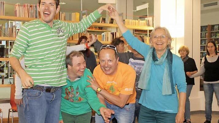 Freude, die man sieht: Vom Tanzworkshop "Tanzt, tanzt, tanzt - wie es euch gefällt" ist nicht nur Tanzpädagogin Marjia Milana (rechts) begeistert. Auch die Teilnehmenden (von links Andreas Hautcke, Alexander Fabritz sowie Wohnheim-Betreuer Gunter Haacke) hatten viel Spaß.  Foto: Ralf Naumann
