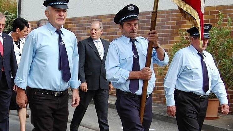 Die Fahnenabordnung der Hassenbacher Kameradschaft bei der Einweihung des Gemeindehauses. Auch hier gibt es Probleme, denn alle sind bereits über 70 Jahre alt (von links): Arnold Wagner, Günter Straub und Reinhard Kaufmann.  Foto: Günther Straub