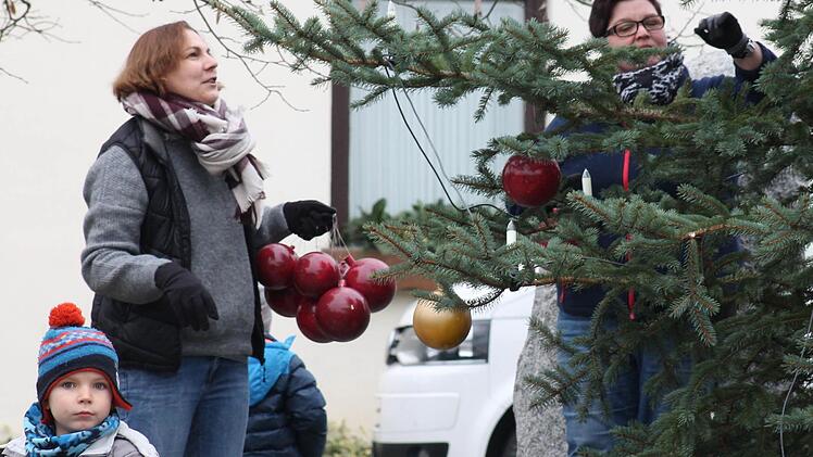Silke Angermüller (links), Diana Horn und viele fleißige Helfer kümmerten sich um den Weihnachtsschmuck am Eichaer Ortseingang. Fotos: Johannes Höllein