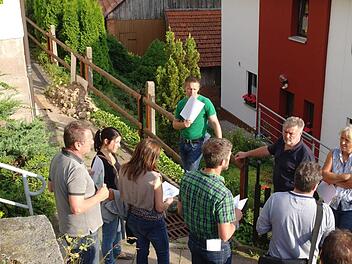 Um die Ecke des Josefsheims herum kommt kein Balkon, sondern eine erhöhte Stützmauer, über die man von der Treppenanlage aus bis zum Eingang ebenerdig gelangen soll.  Foto: Stephanie Elm