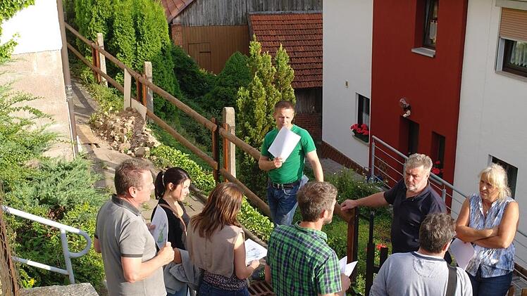 Um die Ecke des Josefsheims herum kommt kein Balkon, sondern eine erhöhte Stützmauer, über die man von der Treppenanlage aus bis zum Eingang ebenerdig gelangen soll.  Foto: Stephanie Elm