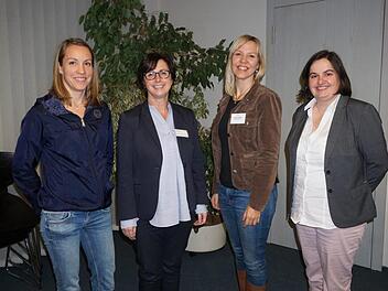 Den Tourismus in den Walddörfern voranbringen, ist das gemeinsame Ziel von  Bürgermeisterin Sonja Reubelt (rechts) und (links)  Kathi Cavallo (Tourismus- und Freizeitnetzwerk). Die Damen der Rhön GmbH  Sabine Derleth-Streit (Zweite von links) und Anja Schuchert (Zweite von rechts)  gaben wichtige Impulse und Anregungen. Foto: Marion Eckert