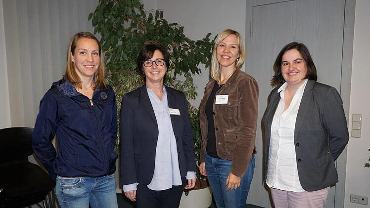 Den Tourismus in den Walddörfern voranbringen, ist das gemeinsame Ziel von  Bürgermeisterin Sonja Reubelt (rechts) und (links)  Kathi Cavallo (Tourismus- und Freizeitnetzwerk). Die Damen der Rhön GmbH  Sabine Derleth-Streit (Zweite von links) und Anja Schuchert (Zweite von rechts)  gaben wichtige Impulse und Anregungen. Foto: Marion Eckert