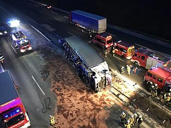 Der Lkw war am Donnerstagabend, 1. März 2018, verunglückt. Foto: NEWS5 / Fricke