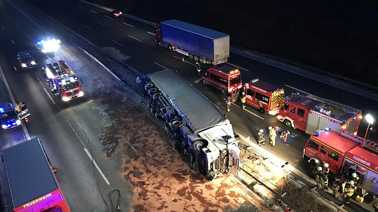 Der Lkw war am Donnerstagabend, 1. März 2018, verunglückt. Foto: NEWS5 / Fricke