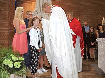 Domkapitular Thomas Teuchgräber spendete in der Pfarrkirche "Heilige Familie" 56 Jugendlichen das Sakrament der Firmung. Foto: Alfred Thieret