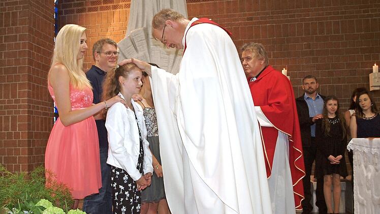Domkapitular Thomas Teuchgräber spendete in der Pfarrkirche "Heilige Familie" 56 Jugendlichen das Sakrament der Firmung. Foto: Alfred Thieret