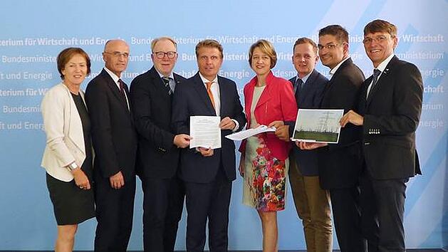 Bei der &Uuml;bergabe der Resolution (von links) Christine Bender,  Wilhelm Schneider,  Hans Michelbach,  Thomas Barei&szlig;, Anja Weisgerber, Tobias Ehrlicher, Christian Gunsenheimer und Ulrich Werner.B&uuml;ro Weisgerber