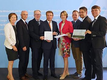 Bei der Übergabe der Resolution (von links) Christine Bender,  Wilhelm Schneider,  Hans Michelbach,  Thomas Bareiß, Anja Weisgerber, Tobias Ehrlicher, Christian Gunsenheimer und Ulrich Werner.Büro Weisgerber