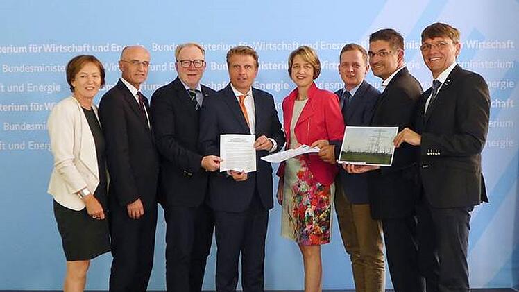 Bei der Übergabe der Resolution (von links) Christine Bender,  Wilhelm Schneider,  Hans Michelbach,  Thomas Bareiß, Anja Weisgerber, Tobias Ehrlicher, Christian Gunsenheimer und Ulrich Werner.Büro Weisgerber