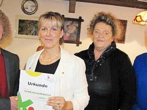 Auszeichnung für vorbildliche Kinderarbeit (von links): TVL-Sportleiter Hartmut Jahn, Carola Fricke vom Landesturnverband, Heidi Paschlod und Dieter Reuß Fotos: Martin Koch
