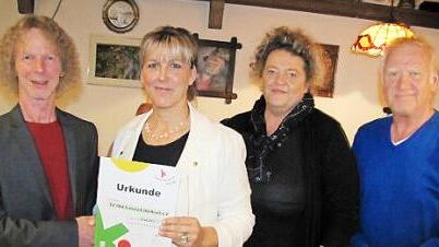Auszeichnung für vorbildliche Kinderarbeit (von links): TVL-Sportleiter Hartmut Jahn, Carola Fricke vom Landesturnverband, Heidi Paschlod und Dieter Reuß Fotos: Martin Koch
