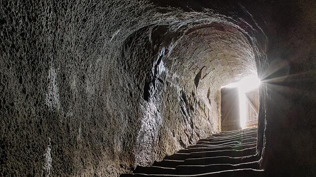 Eine Sandsteintreppe f&uuml;hrt in der "Strau" hinab in nur eines von vielen Gew&ouml;lben von Kronachs "Unterwelt". Foto: Marian Hamacher