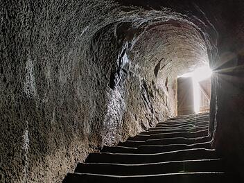 Eine Sandsteintreppe führt in der "Strau" hinab in nur eines von vielen Gewölben von Kronachs "Unterwelt". Foto: Marian Hamacher
