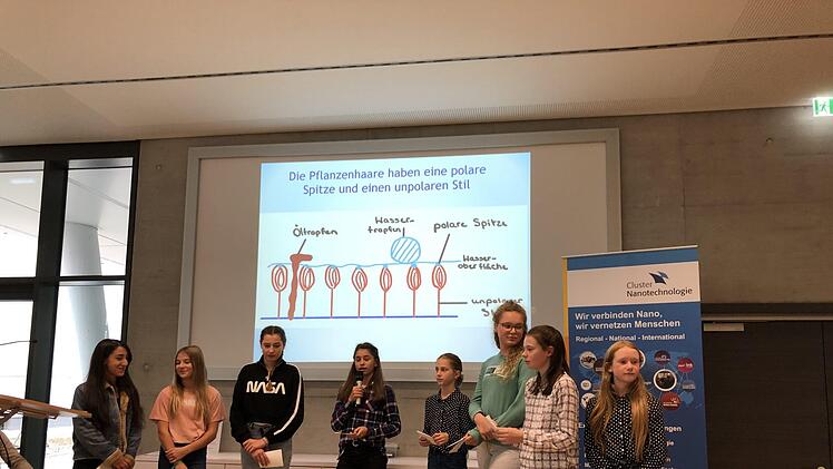 Während der Präsentation: Hiam Zitoun, Lilly-Marie Helfrich, Lucy Degel, Franziska Metz, Nathalie Bauer, Marietta Neder, Julia Meyer und Mia Hahnlein. Foto: Frank Orlik