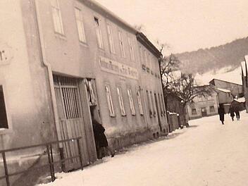 Unser Foto zeigt die Münnerstädter Straße  in Nüdlingen (heute griechisches Restaurant Stelios).  Foto: Archiv Volker Schäfer